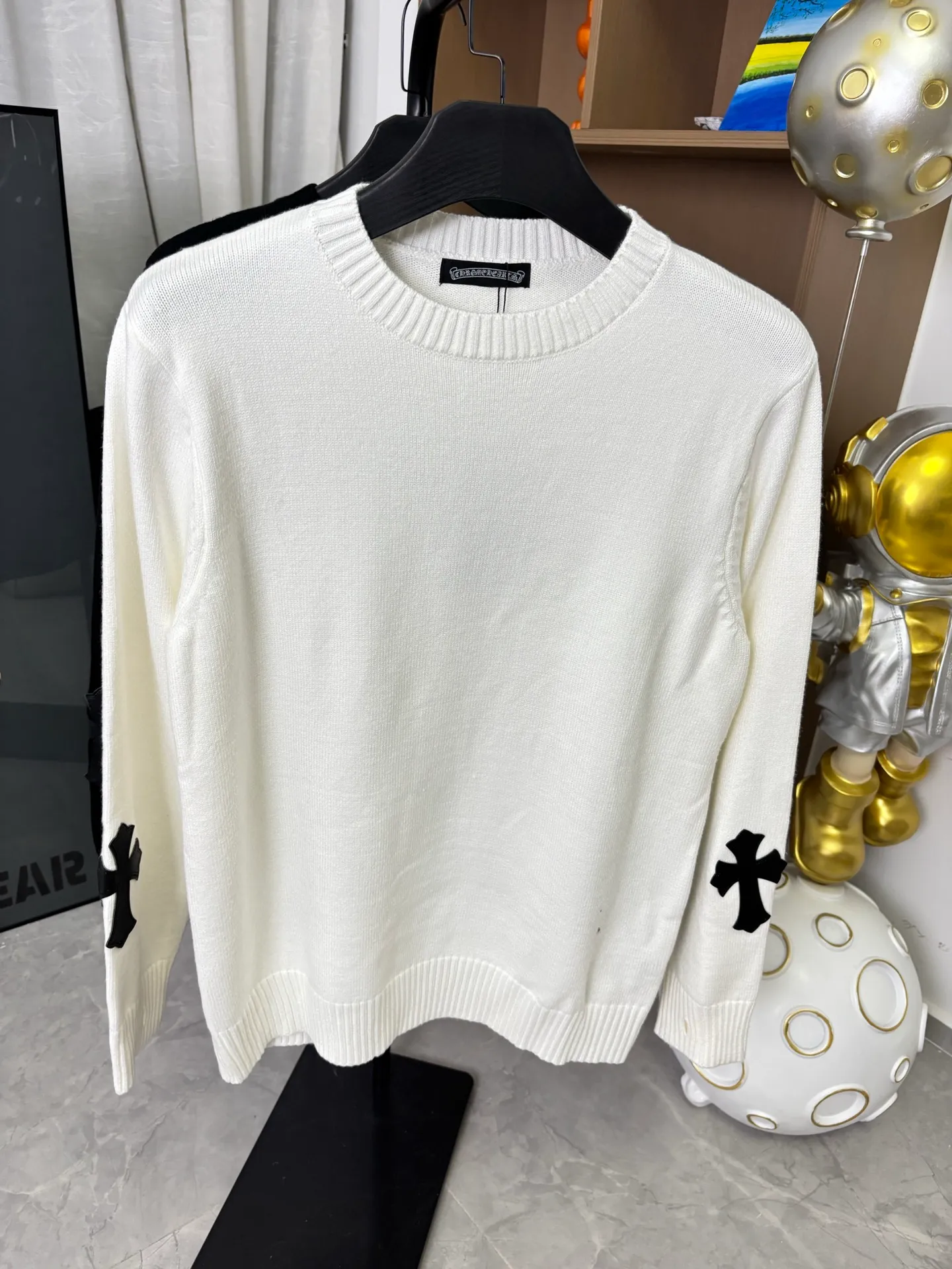 P260 Style number: DC228# [Chrome Hearts] Chrome Hearts' new cross-knit jacquard appliqué embroidered round neck pullover sweater. Contains 20% wool. The item is made of custom-dyed and custom-spun yarn, purchased from the original version. A full set of customized accessories. Details determine success or failure. A new model for autumn and winter. It is soft and delicate and does not tie the body. The upper body effect is very nice. Loose fit. Same style for men and women. Color: White Black Size: S-L [Picture 9️⃣Size Chart]